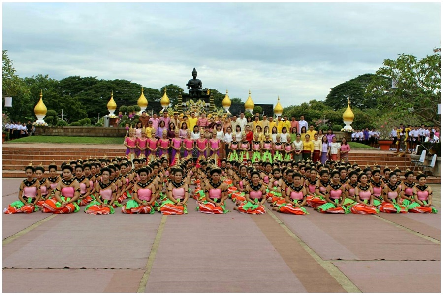 ﻿สำนักงานบังคับคดีจังหวัดสุโขทัยร่วมทำบุญตักบาตรสะพานบุญรับรุ่งอรุณแห่งความสุข เริ่มงานประเพณีลอยกระทง เผาเทียน เล่นไฟ จังหวัดสุโขทัย ประจำปี 2562 